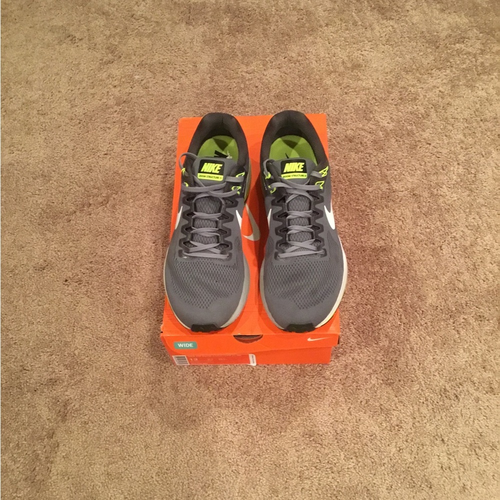 Nike Men's Gray and Green Athletic Shoes